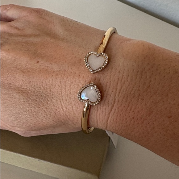TAHARI Gold/ Mother of Pearl Heart Cuff NWT - Picture 4 of 8
